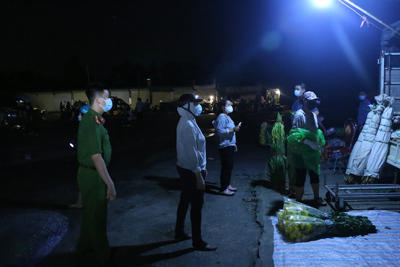 Hà Đông: Xuyên đêm phong tỏa dừng mọi hoạt động tại chợ 365