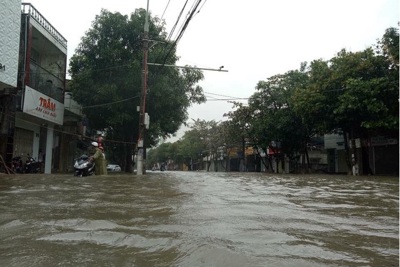Không khí lạnh gây mưa lớn cho Trung Bộ, TP Vinh ngập sâu trong nước