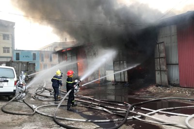 Thông tin mới nhất về vụ cháy kho hàng gần bến xe Nước Ngầm