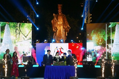 Chủ tịch UBND TP Hà Nội, Đại sứ Pháp cùng thắp sáng "Cây thông lời hứa"