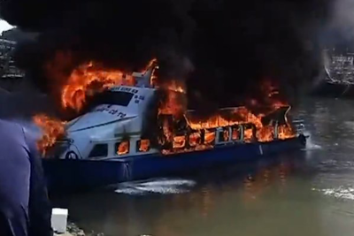 Quảng Ninh: Tàu cao tốc bốc cháy tại cảng cũ Cái Rồng