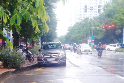 Điểm nóng giao thông: Bãi xe lấn chiếm nhà chờ xe buýt