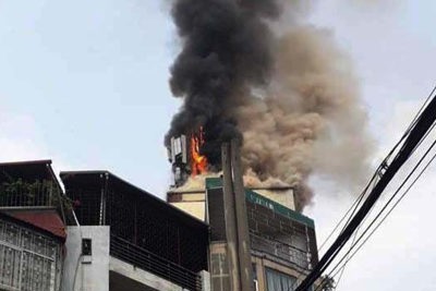 Hà Nội: Cháy lớn quán karaoke ở phố Hào Nam giữa buổi trưa