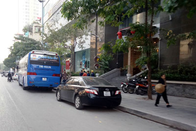 [Điểm nóng giao thông] Ô tô dừng đỗ hàng dài trên đường Trần Phú