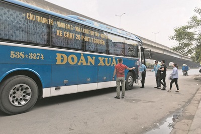 Xe khách Đoàn Xuân vẫn duy trì bến “cóc” tại đường Nguyễn Xiển