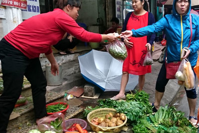 Hà Nội: Giá rau xanh tăng gấp 2 lần so với trước mưa lũ