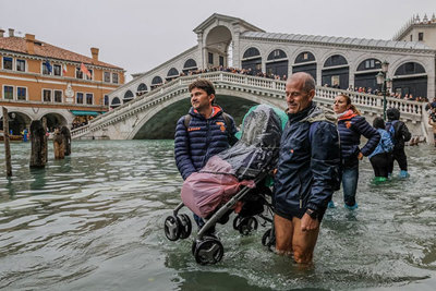 Chùm ảnh Venice "ngụp lặn" trong trận lụt tồi tệ nhất thập kỷ