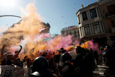 [Ảnh] Barcelona bạo loạn vì đụng độ giữa các bên trong vấn đề ly khai của Catalonia