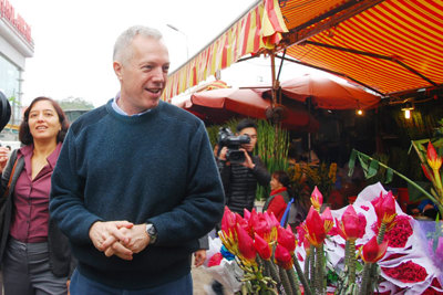 Đại sứ Mỹ thả cá chép, đi chợ hoa