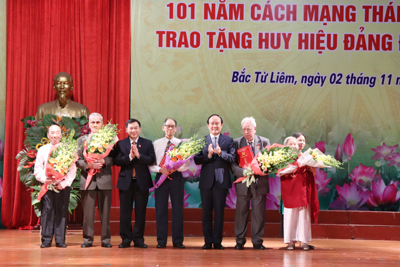 Trao Huy hiệu Đảng cho 145 đảng viên tại quận Bắc Từ Liêm