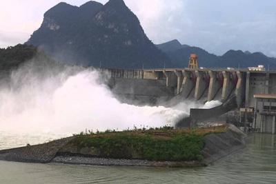 Thủy điện Hòa Bình mở cửa xả thứ 8, nhiều hồ đập miền Trung xả lũ