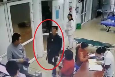 Thanh niên cầm dao vào bệnh viện yêu cầu bác sĩ tháo đốt tay