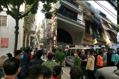 Cháy dữ dội tại ngôi nhà 5 tầng ở Thanh Xuân