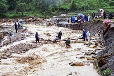 Huy động đồng loạt phương tiện tìm kiếm nạn nhân mất tích do mưa lũ tại Yên Bái