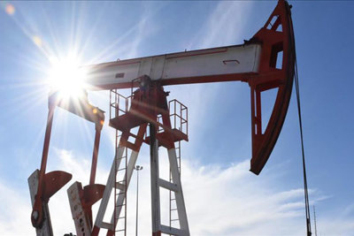 Giá dầu giảm xuống dưới 83 USD/thùng