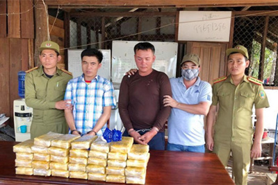 Bắt 2 đối tượng vận chuyển 200.000 viên ma túy từ nước ngoài vào Việt Nam