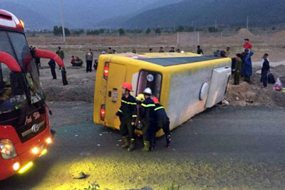 Tai nạn xe khách nghiêm trọng làm 2 người chết, 11 người bị thương