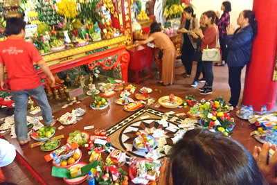 Tiếp bài Hà Nội, ý thức của người đi lễ đền chùa đã thay đổi: Cần hơn một nét văn hóa đi lễ