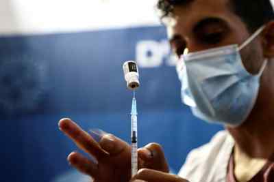 Kiềm chế Omicron: Thái Lan bỏ nhập cảnh miễn cách ly, Israel tiêm liều vaccine thứ 4