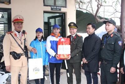 Hanoisme tặng quà lực lượng cảnh sát giao thông Hà Nội