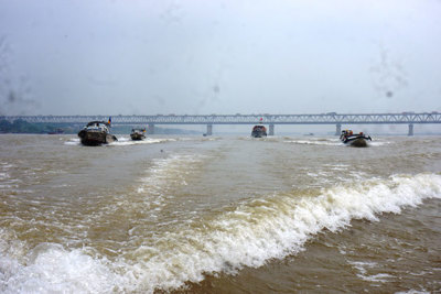 Hà Nội: Ra quân xử lý phương tiện thủy vi phạm trên sông Hồng