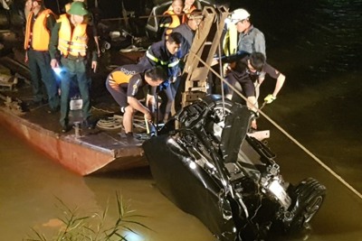 Vụ ô tô lao xuống sông Hồng: Danh tính cô gái trẻ tử vong cùng chủ xe Mercedes