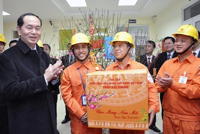 Chủ tịch nước chúc Tết cán bộ công nhân viên EVN HANOI đang ứng trực đảm bảo điện tại trạm biến áp 220kV Tây Hồ