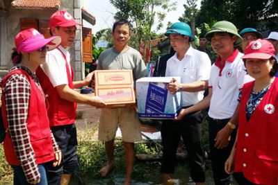 Hội Chữ thập đỏ Hà Nội tặng quà cho người dân xã Tân Tiến, Chương Mỹ