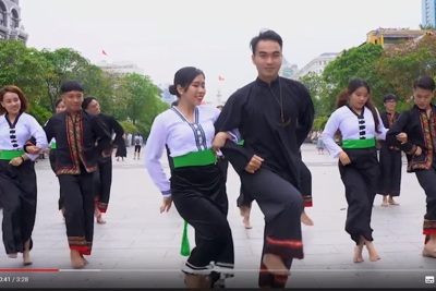 Cặp đôi dân tộc Thái "náo loạn" phố đi bộ với màn tỏ tình độc đáo