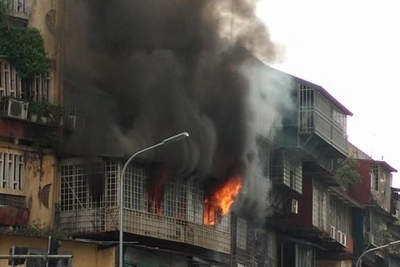 Hà Nội: Cháy dữ dội tại tập thể 5 tầng trên phố Tôn Thất Tùng