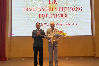 149 đảng viên quận Tây Hồ được trao tặng Huy hiệu Đảng đợt 7/11