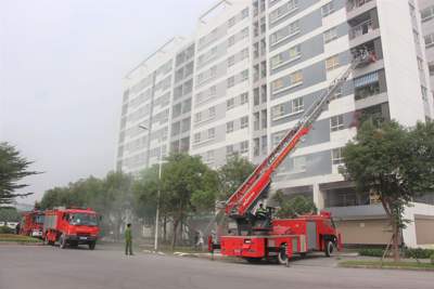 Lính cứu hỏa giải cứu 2 người mắc kẹt khi "cháy" chung cư ở Thanh Trì
