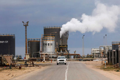 Giá dầu mất gần 3% sau tin Nga - Ả Rập Saudi thỏa thuận tăng sản lượng