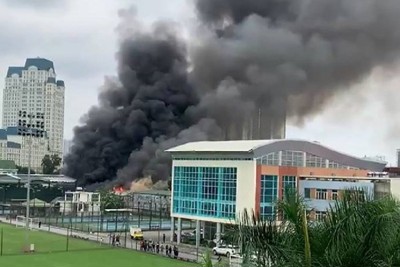 Hà Nội: Cháy lớn tại gara ô tô trên đường Lê Quang Đạo