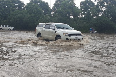 [Video] Cận cảnh đường gom Đại lộ Thăng Long ngập nặng sau mưa bão