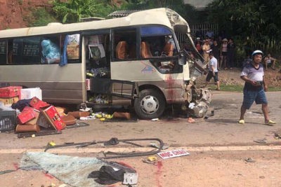 Xe tải đâm nát xe khách ở Sơn La, 10 người bị thương
