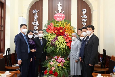 Chủ tịch UBND TP Hà Nội Chu Ngọc Anh thăm, chúc mừng các nữ tu Dòng Thánh Phaolô