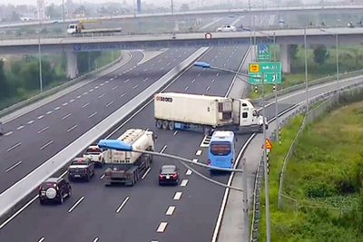 Tạm giữ xe container, phạt 7 triệu đồng tài xế quay đầu xe nguy hiểm trên cao tốc