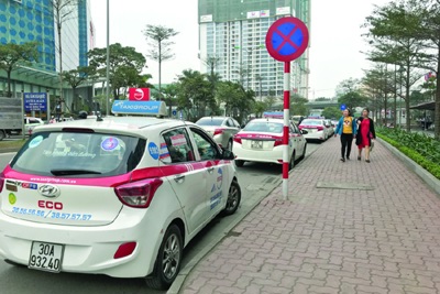 Taxi Group kéo hàng lấn chiếm lòng đường