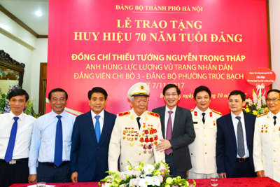 Trao tặng Huy hiệu 70 năm tuổi Đảng cho Thiếu tướng Nguyễn Trọng Tháp