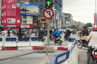 Nút giao Ô Chợ Dừa: Xe máy nối đuôi vào đường cấm
