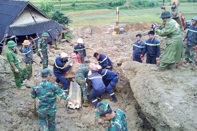Tìm thấy một phần thi thể nạn nhân thứ 14 trong vụ lở đất tại Hòa Bình
