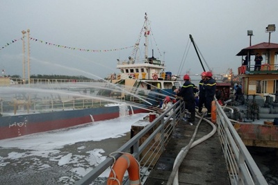 Hải Phòng thưởng nóng cho các đơn vị tham gia chữa cháy tàu chở xăng tại cảng Đình Vũ