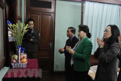 Chủ tịch Quốc hội Nguyễn Thị Kim Ngân dâng hương, tưởng nhớ Bác Hồ