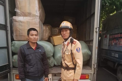 Hà Nội: Ngụy trang xe thư báo chở hàng lậu bị CSGT bắt giữ