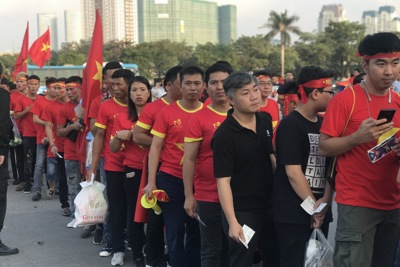 Hàng nghìn CĐV Việt Nam tiếp lửa cho ĐT Việt Nam tại sân vân động Mỹ Đình