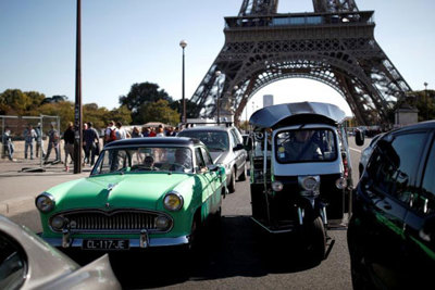 Những hình ảnh ấn tượng trong lễ diễu hành xe cổ tại Paris Motor Show 2018
