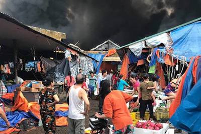 Cháy lớn thiêu rụi hàng trăm gian hàng trong chợ ở Hà Nội