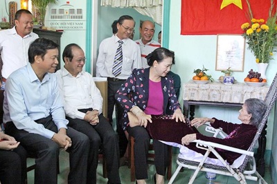 Chủ tịch Quốc hội thăm, tặng quà gia đình chính sách tại Tiền Giang
