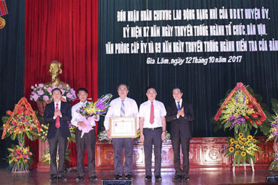 UBKT Huyện ủy Gia Lâm đón nhận Huân chương Lao động Hạng Nhì